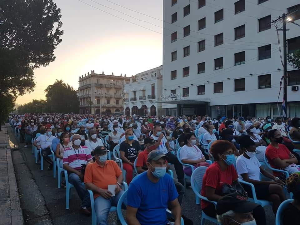 DiazCanelB's tweet photo. Amanecemos hoy en 23 y 12, la histórica esquina habanera donde #Fidel declaró el carácter socialista de la Revolución. De la unidad, nació nuestro @PartidoPCC y de los milicianos la victoria. Somos #UnidadYContinuidad https://t.co/5rtgusaMIn