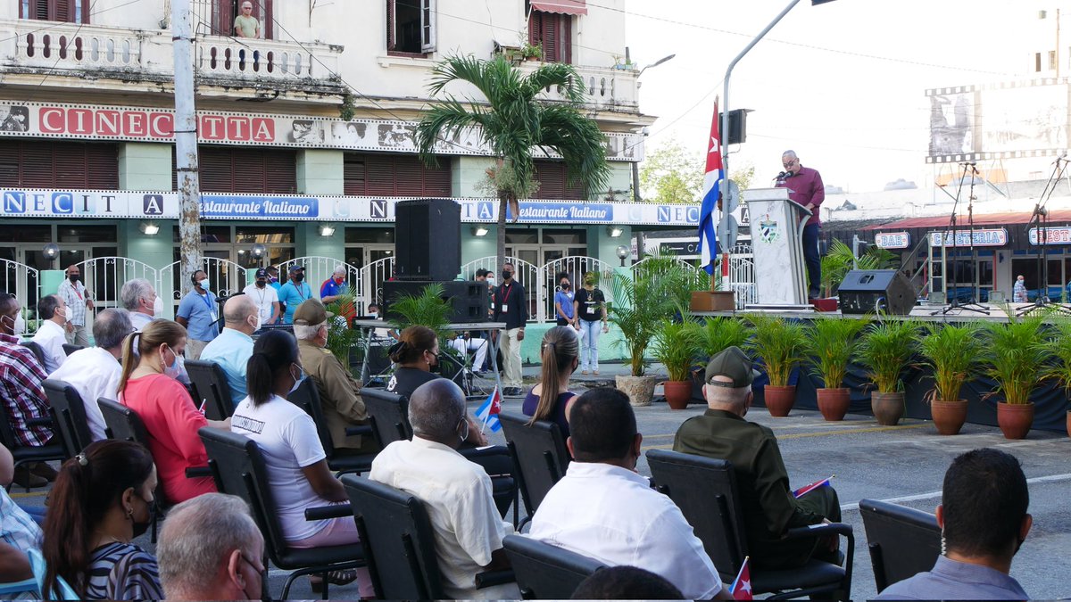 DiazCanelB's tweet photo. Amanecemos hoy en 23 y 12, la histórica esquina habanera donde #Fidel declaró el carácter socialista de la Revolución. De la unidad, nació nuestro @PartidoPCC y de los milicianos la victoria. Somos #UnidadYContinuidad https://t.co/5rtgusaMIn