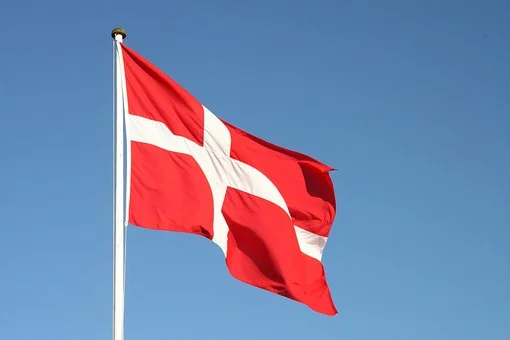 dmidk's tweet photo. H. M. Dronningen fejrer i dag 82 års fødselsdag i flot påskevejr. Det er i den grad blevet forår på alle parametre! Husk #solcreme for solen er skarp🏖️Der er #pollen i luften, så husk antihistaminer🤧 I morgen gentager vi successen med ☀ og skruer en tand op for temperaturen😎 https://t.co/3MhEsZQMTU