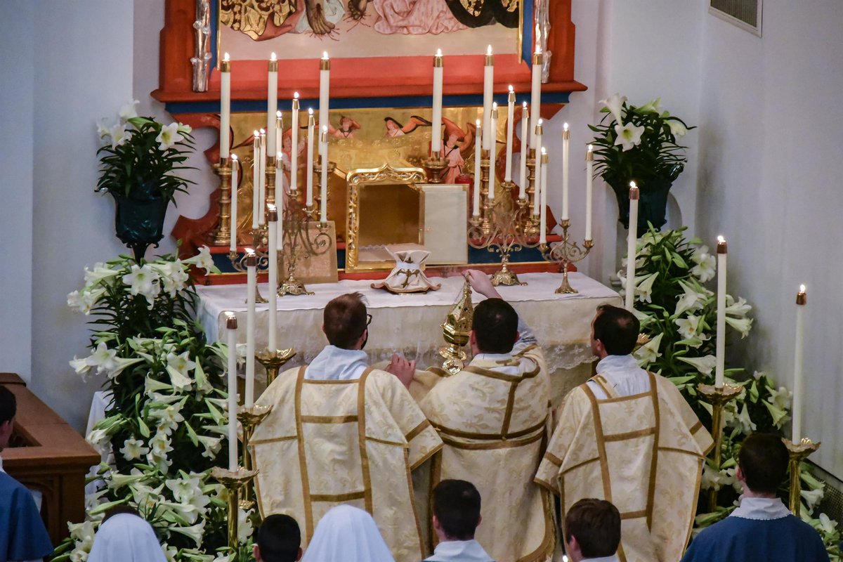 MaryOratory's tweet photo. Maundy Thursday at St. Mary’s Oratory, 2022 

MANY more photos here: https://t.co/B8YO2KnmY2

#holyweek #lent #passiontide #holythursday #catholic #holytriduum #triduum #icksp #stmarysoratory #tradition #tlm #latinmass #pre55 https://t.co/WhGNotwAWQ