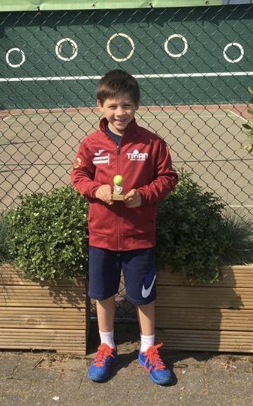 Congratulations Hugo on Winning Cambridge Grade 3, fantastic achievement for the little fella, really proud 🎾👊🏼🥇 <a href="/Cambslta/">Cambridgeshire Tennis</a> <a href="/TennisRisbygate/">Risbygate Tennis Club</a> <a href="/yonextennis_uk/">Yonex Tennis UK</a>
