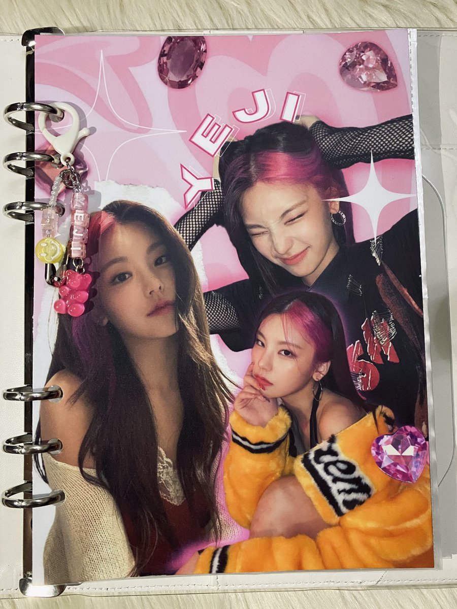 yescohaul's tweet photo. #yescomails | ʕ•́ᴥ•̀ʔっ

annyeong @doridorinyaa i alr got my yeji binder cover &amp; keyring 🎀 aaa so pretty!! https://t.co/9Nh4Ot02tv