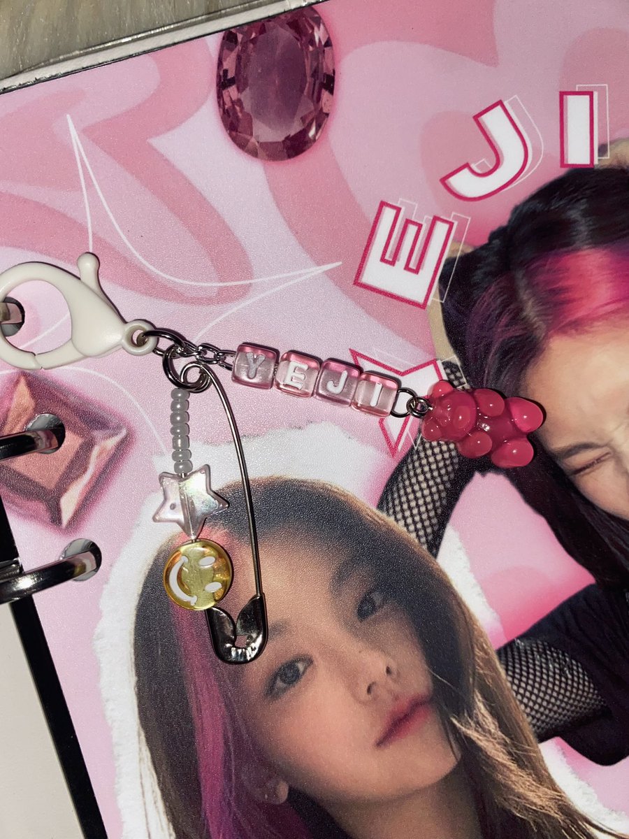 yescohaul's tweet photo. #yescomails | ʕ•́ᴥ•̀ʔっ

annyeong @doridorinyaa i alr got my yeji binder cover &amp; keyring 🎀 aaa so pretty!! https://t.co/9Nh4Ot02tv