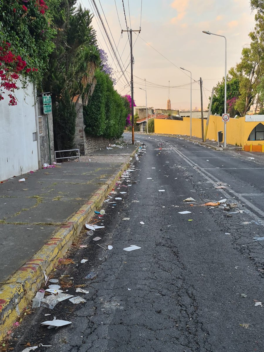 #ReporteRED 🗣️ || Hecha un "cochinero" amanece la Calzada de los Fuertes tras los festejos de #ViernesSanto en #Puebla. #LaRedCincoRadio