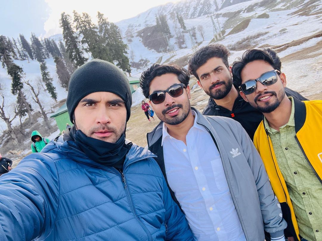 btsmyeuphoria's tweet photo. 📸 | @VivianDsena01  with admirers during #SirfTum's Kashmir Special shoot ! 🏔️🏔️🏞️🗻

Apr 16, 2022

Cr : @SaurabhSBais

#VivianDsena #SirfTum #Ranveer https://t.co/9H3EPLxXA9