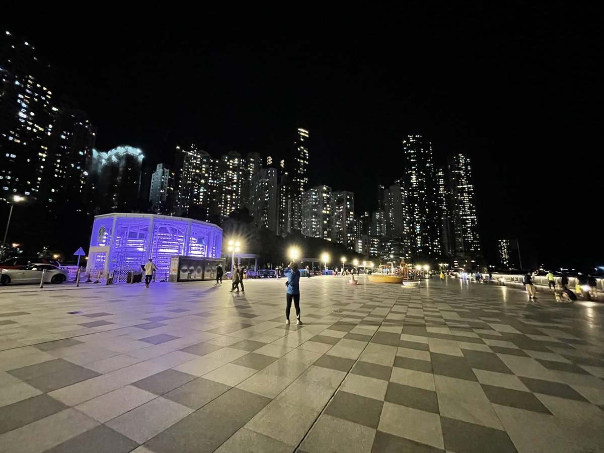 Guess this will be the future for our veg sources … kinda cool to have it right on your doorstep but was weirded out at the same. Brings to mind how much damage that we managed to bring to our natural food chain in less than a century. #hydroponic #vegetables