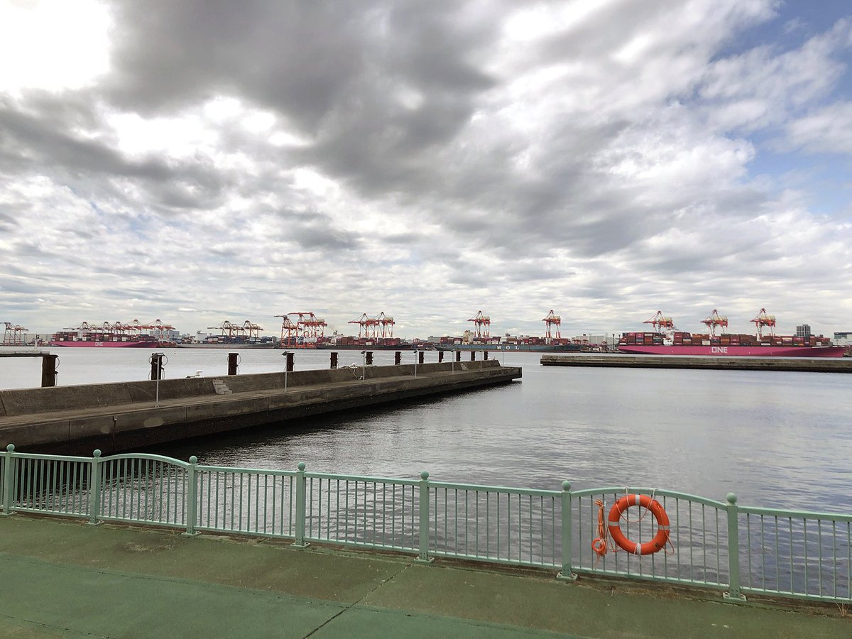 mnml_nfnty's tweet photo. 今週も朝ラン22km。
エバグリは空だけど対岸の大井はフル稼働。
しかもマゼンタカラーが2隻も着岸。

（前）ONE HONOLULU　96,790t　大井1/2号
（後）ONE HANNOVER　98,747t　大井6/7号
#OCEAN_NETWORK_EXPRESS https://t.co/G0wYjX9Xtx