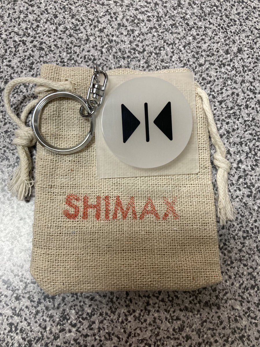 baronnobi's tweet photo. 再販連絡からすぐ注文SHIMAXさんから届いた😃早い到着🤭
👑譜久村聖さんチョイスのエレベーターボタン🖲
ご丁寧に巾着袋に入ってます可愛い💕

手持ちの照明💡に乗せて光らせてみた
前編・後編
https://t.co/08g6iX7L6l
https://t.co/R7ExgxGu5l
#SHIMAX
#キーホルダー
#譜久村聖
#エレベーターボタン https://t.co/tDAICLpWLt