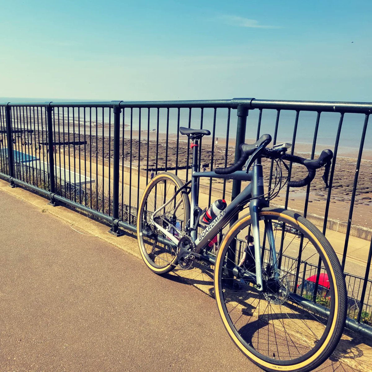 jbromhead87's tweet image. Getting my gravel on with a cheeky morning ride to the seaside making the most of the sun.

@boardmanbikes #gravelbike #gravelride #suntimefuntime #sun #seaside