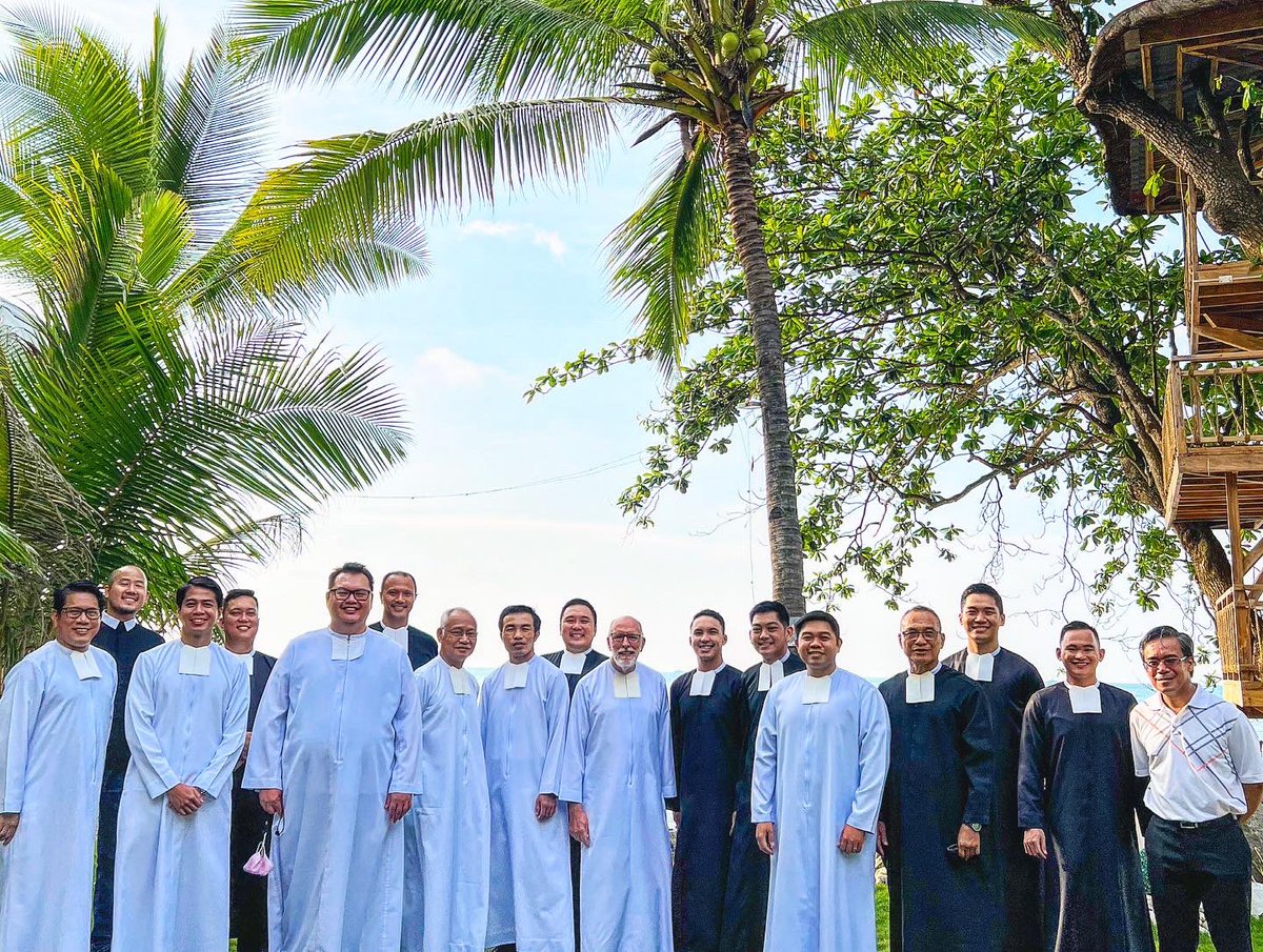brwinfsc's tweet photo. Christ is Risen! Alleluia, Alleluia! 🙏🏼✨
Happy Easter from the De La Salle Brothers of Visayas and Mindanao (Bacolod, Iligan, Ozamiz)!
#HWR2022
#HolyWeekRetreat2022
#FSCVocations https://t.co/QKOSavm23F