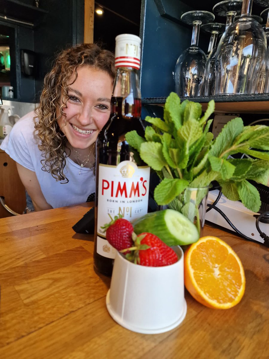 ditchlingbull's tweet image. Tammy says it’s Pimms O Clock! 🍓🍹

#Sunny #Saturday #BankHoliday #YoungsPubs #Easter  @YoungsPubs