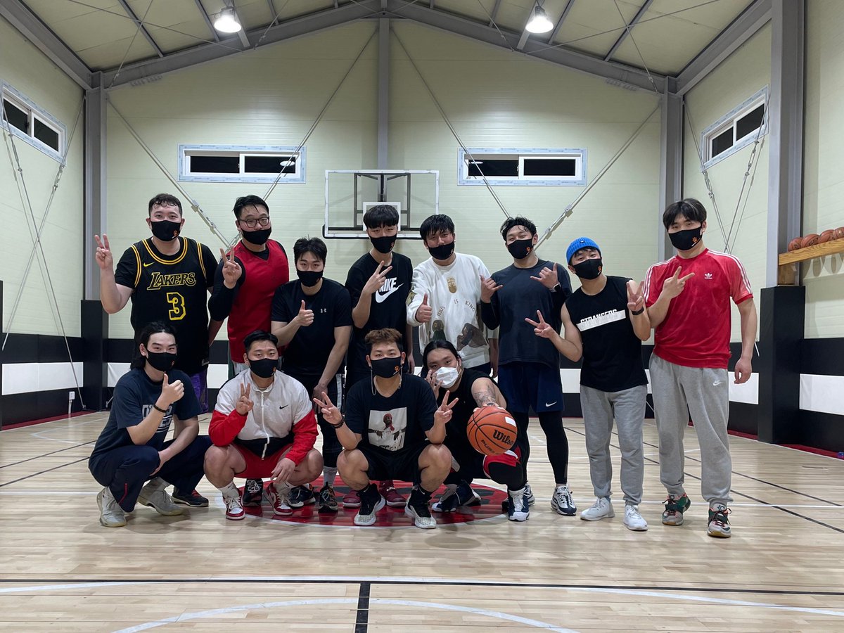 metabumz's tweet photo. 🐯범즈야 농구하자🐯

첫 범즈야 놀자 많은 분들이 
참여해주셔서 감사했습니다🏀

다음에도 홀더분들이 참여하실 수 있는
오프라인 행사를 준비하겠습니다🐯

오늘 범즈야놀자에 참여해주신 홀더분들께
다시금 감사의 인사를 드립니다✨

#METABUMZ #메타범즈 https://t.co/BCSr3zB5dk
