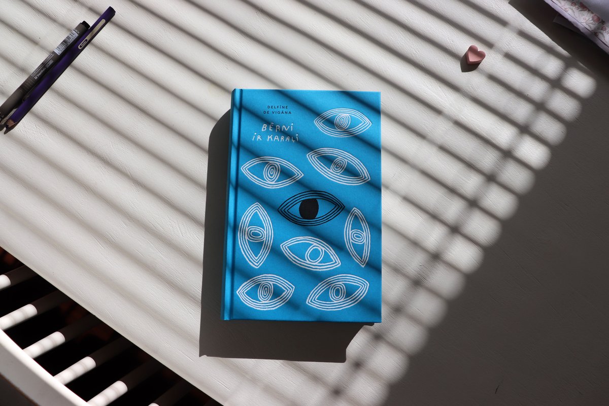 "Šī grāmata ir par sociālajiem tīkliem, par miljoniem sekotāju un tūkstošiem sirsniņu, par saņemtām sponsoru dāvanām un fanu mīlestību, par viltotiem smaidiem ekrānā un patiesu ticību, ka slava būs līdzvērtīga laimei. Nebūs." (Aija Bremšmite <a href="/AijaZjuZju/">Piedzīvot.lappuses</a> par gr. "Bērni ir karaļi")