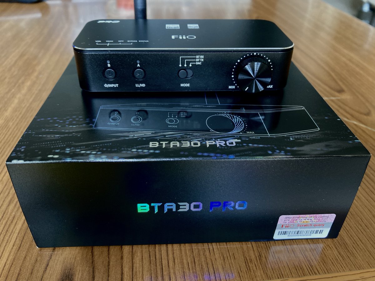 kachimonta's tweet photo. そんな訳で、どんな訳で？
Fiio BTA30PROを導入しました♪
LDAC対応の製品を持ち合わせていなかったので悩んだのですが、ワイヤレスでの利便性を考慮。
音量固定出力が設定出来たので、真空管プリアンプも活かせるのは嬉しい誤算！
#FiiO #BTA30Pro #fxaudio https://t.co/AKMFoLyTh2