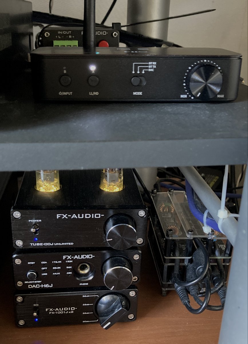 kachimonta's tweet photo. そんな訳で、どんな訳で？
Fiio BTA30PROを導入しました♪
LDAC対応の製品を持ち合わせていなかったので悩んだのですが、ワイヤレスでの利便性を考慮。
音量固定出力が設定出来たので、真空管プリアンプも活かせるのは嬉しい誤算！
#FiiO #BTA30Pro #fxaudio https://t.co/AKMFoLyTh2