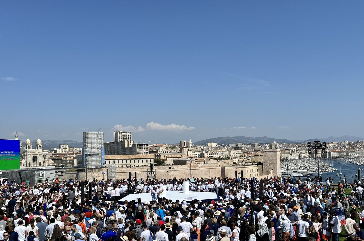 CCastaner's tweet photo. Tous mobilisés autour d’@EmmanuelMacron ! 

#MacronMarseille https://t.co/1dVj0NktyN