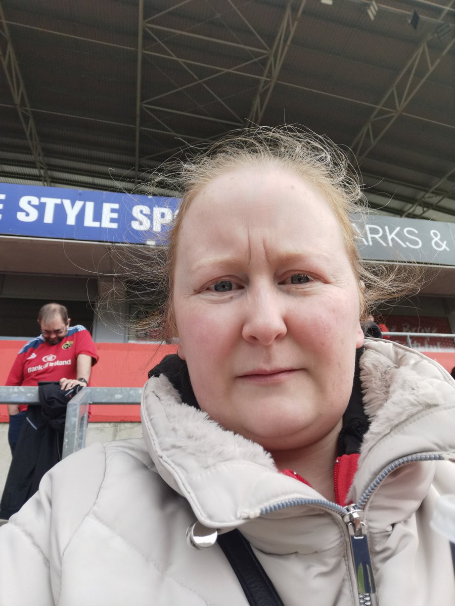 stacyhiggins86's tweet photo. @Munsterrugby #ThomondParkSelfie #MUNvEXE  Last home game of the season 😭 Come on Munster!! https://t.co/Cg5YwIe2V9