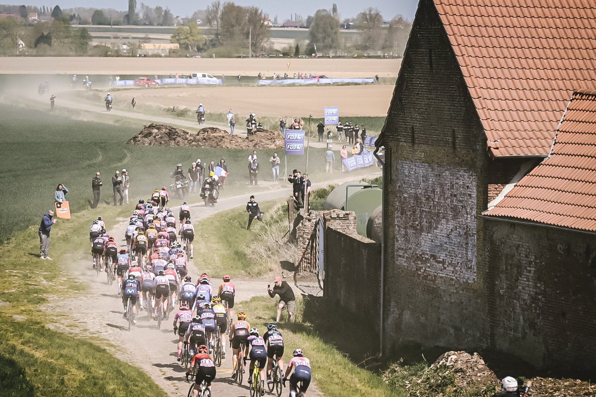 canereler's tweet photo. Paris-Roubaix Kadınlar yarışı şu esnada devam ederken, her Kuzey Cehennemi’nde olduğu gibi taşlı yol sektörlerinden toz topraklı nefis kareler geliyor. 📸: Pauline Ballet #ParisRoubaixFemmes https://t.co/8Pf9Jx6GZM