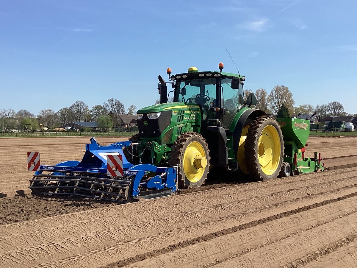 Arneverhoevenn's tweet photo. Aardappelen poten. #agrifoto https://t.co/SD8MuAinfL