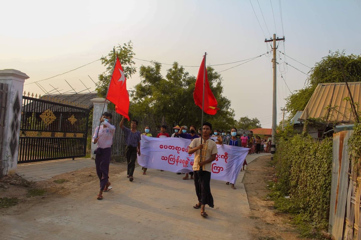 hnw92's tweet photo. Regular evening strike to protest against Military Dictatorship by Locals from a village in LetPaDaung Area.

#RevolutionaryThingyan
#2022Apr16Coup
#WhatsHappeningInMyanmar https://t.co/SEmvOyUMwA