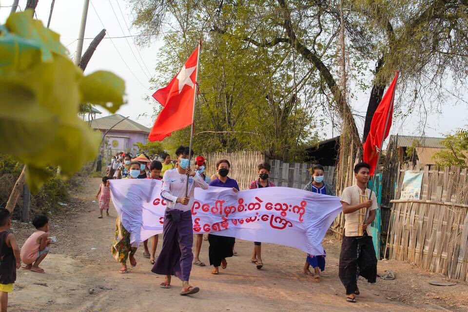 hnw92's tweet photo. Regular evening strike to protest against Military Dictatorship by Locals from a village in LetPaDaung Area.

#RevolutionaryThingyan
#2022Apr16Coup
#WhatsHappeningInMyanmar https://t.co/SEmvOyUMwA