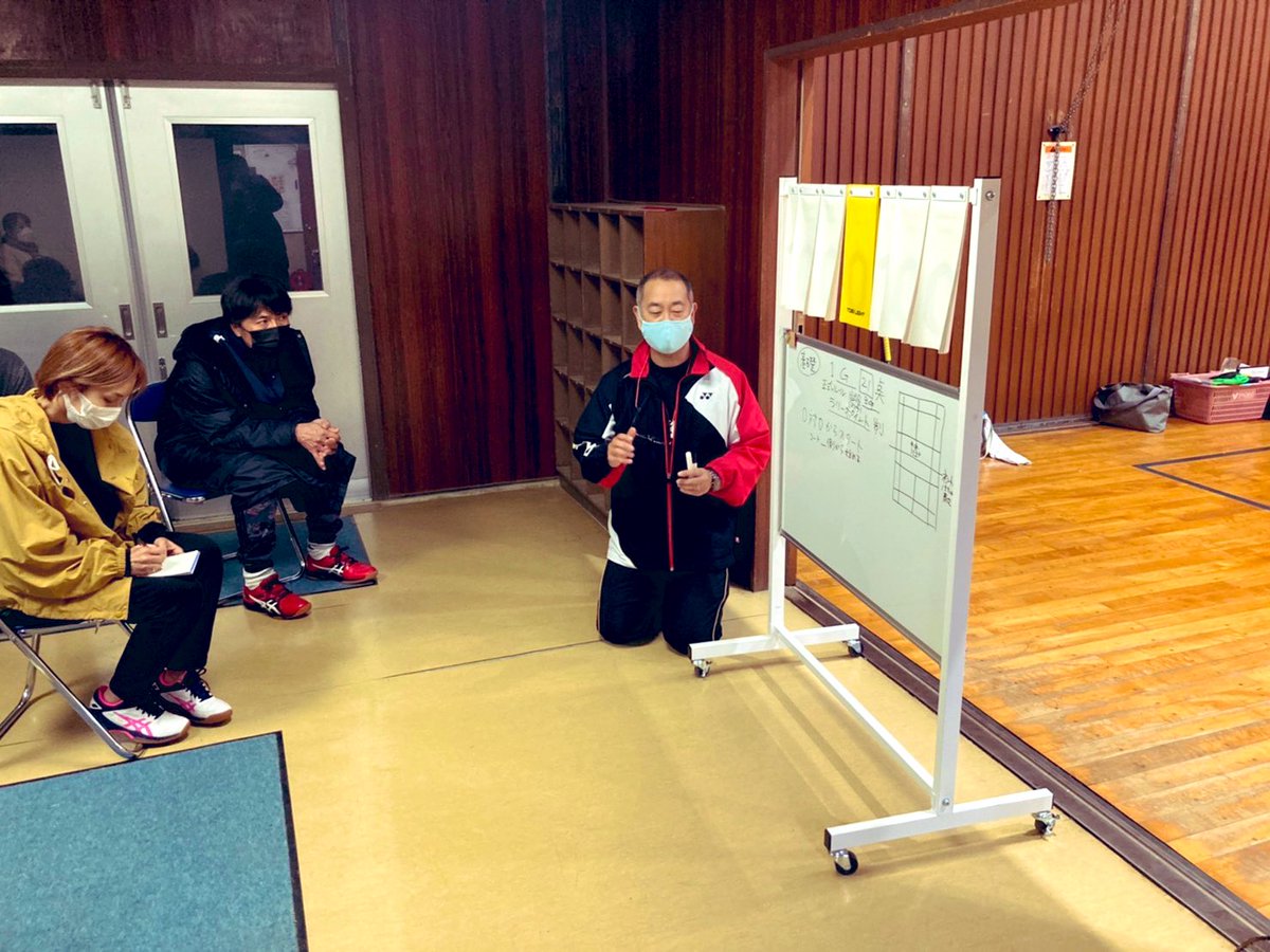 BEST_JBC's tweet photo. 今日の練習では保護者向けに審判講習会を開催しました。ジュニアバドミントンでは、保護者の審判業務の協力が必要不可欠です。宜しくお願いします！
#ジュニアバドミントン
#バドミントン
#審判
#船橋市
#BEST https://t.co/VjxzzOGN1U