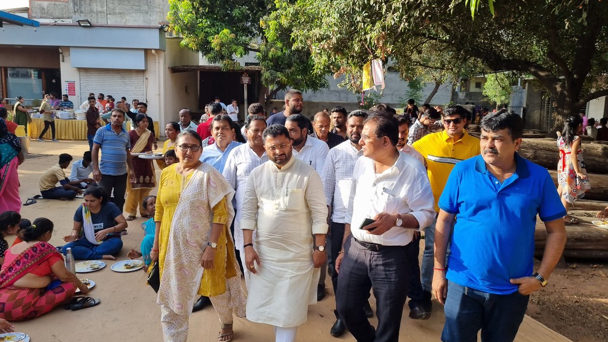 IshwarParmarMLA's tweet photo. ભગવાન શ્રીરામ ના પરમ ભક્ત હનુમાનજી ની જન્મજયંતી અવસરે આજરોજ બારડોલી ખાતે આવેલ હનુમાનજી ના મંદિરો માં દર્શન કરી આશીર્વાદ પ્રાપ્ત કર્યા.આ પ્રસંગે ભા.જ.પા બારડોલી નગર સંગઠન ના હોદ્દેદારો,
કોર્પોરેટરશ્રીઓ અને યુવા મોર્ચા ના હોદ્દેદારો 
ઉપસ્થિત રહ્યા. https://t.co/ptHfol89Fs