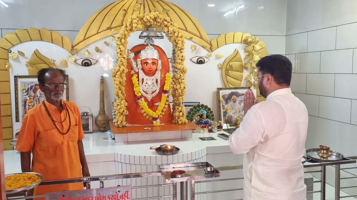 IshwarParmarMLA's tweet photo. ભગવાન શ્રીરામ ના પરમ ભક્ત હનુમાનજી ની જન્મજયંતી અવસરે આજરોજ બારડોલી ખાતે આવેલ હનુમાનજી ના મંદિરો માં દર્શન કરી આશીર્વાદ પ્રાપ્ત કર્યા.આ પ્રસંગે ભા.જ.પા બારડોલી નગર સંગઠન ના હોદ્દેદારો,
કોર્પોરેટરશ્રીઓ અને યુવા મોર્ચા ના હોદ્દેદારો 
ઉપસ્થિત રહ્યા. https://t.co/ptHfol89Fs