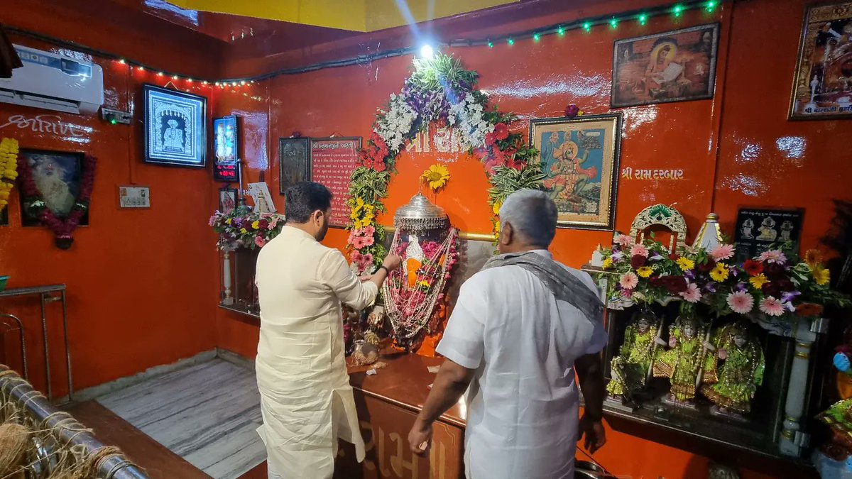 IshwarParmarMLA's tweet photo. ભગવાન શ્રીરામ ના પરમ ભક્ત હનુમાનજી ની જન્મજયંતી અવસરે આજરોજ બારડોલી ખાતે આવેલ હનુમાનજી ના મંદિરો માં દર્શન કરી આશીર્વાદ પ્રાપ્ત કર્યા.આ પ્રસંગે ભા.જ.પા બારડોલી નગર સંગઠન ના હોદ્દેદારો,
કોર્પોરેટરશ્રીઓ અને યુવા મોર્ચા ના હોદ્દેદારો 
ઉપસ્થિત રહ્યા. https://t.co/ptHfol89Fs