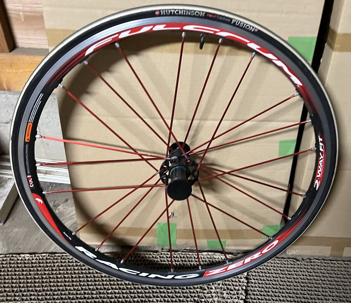 TARMAC_ROUBAIX's tweet photo. タイヤの違いを実感すべく、同じホイールで明日の準備‼️ CORSA、FUSION3チューブレス、GP5000。同じホイールの予備はこの為にあるw ＃ロードバイク乗りと繋がりたい　#SPECIALIZED #SーWORKS #TARMAC #RACINGZERO https://t.co/5kcZeFDQT0