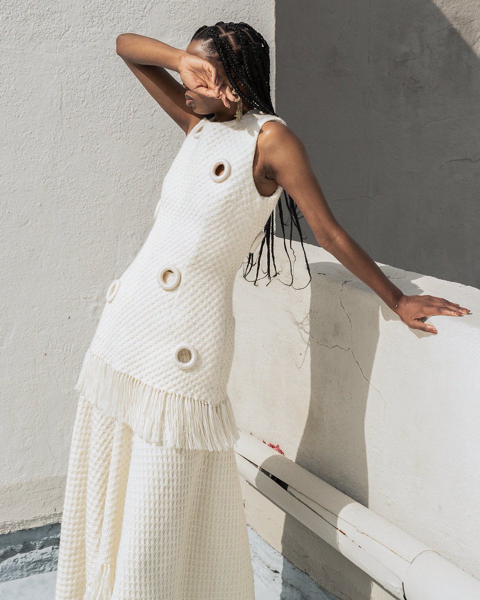 ‘UKHOLO - FAITH AW22’ 

Look 3 - Handwoven Honeycomb weave fringe top and cascading skirt. 

PH - @tatendachidora 
Model - @iam_conniemore 
MU - @bassie_makeupartist