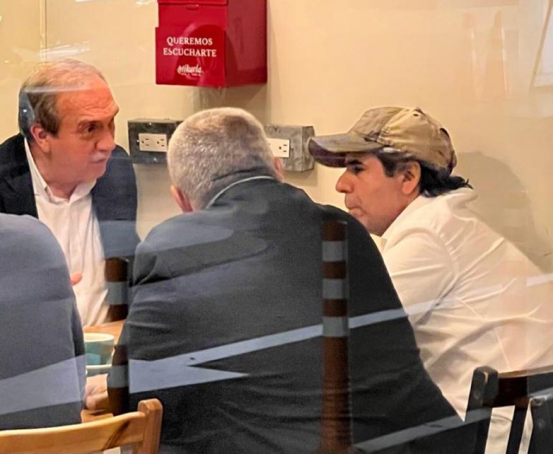 GiovannyEnciso's tweet photo. ¿Bueno y pa' cuando el escándalo de La W, Caracol, RCN y Semana por esta reunión? https://t.co/Euo69LPYNl