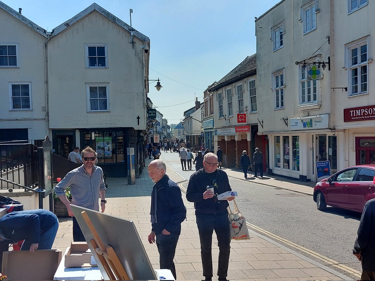 DissBaptist's tweet photo. To see a team ftom church in #diss town on a warm sunny #EasterWeekend is an answer to prayer. https://t.co/E6N1FbCx3r