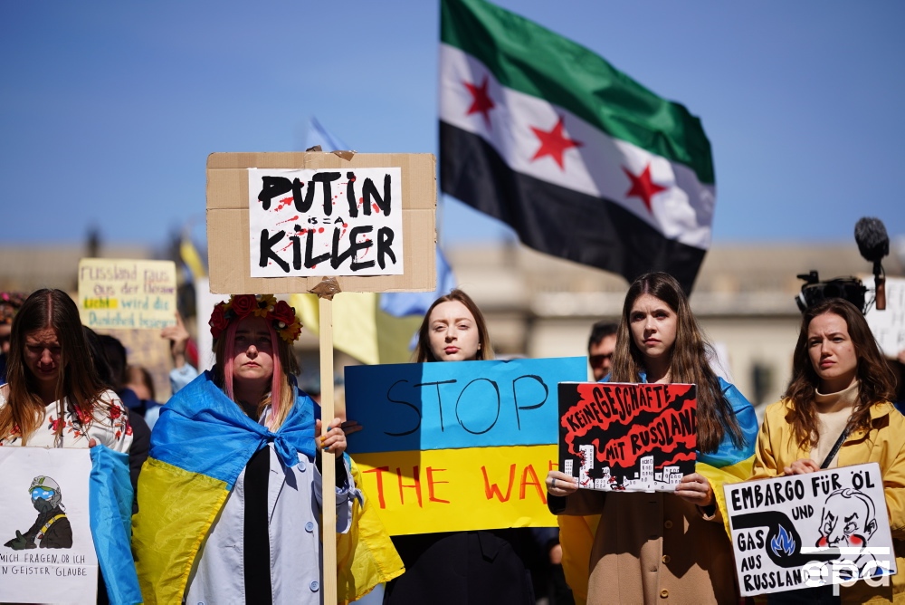EPA_Images's tweet photo. Participants of an 'Alternative Easter March' demonstrate in Berlin, Germany. This year's peace and Easter marches are taking place under the impression of the ongoing Russian military invasion of Ukraine. 📷 epa / @clemensbilan

#Berlin #EasterMarch #epaphotos #epaimages https://t.co/AUQS1TIgzW