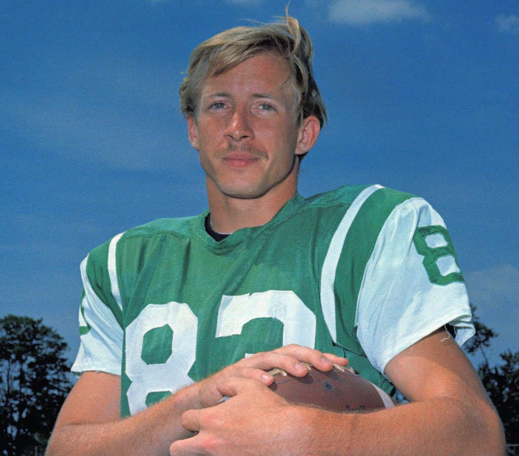 MWKronenberg's tweet photo. This story in the @nytimes from 9 years ago that was published not long after George Sauer’s death explains a lot about the enigma that he was. He had the talent to be one of the all-time greats. A fascinating read. #Jets #GeorgeSauer 
https://t.co/KssLxHZz7w https://t.co/LUnxb6HPSk