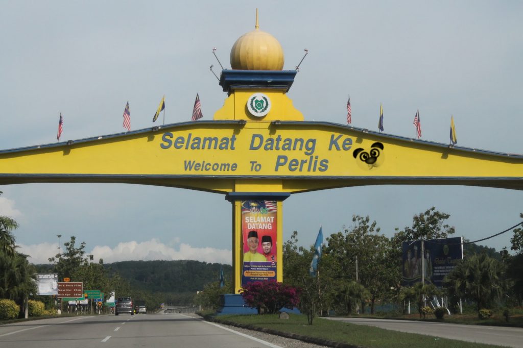 Mesti hangpa di perantauan rindu pintu gerbang sempadan Perlis-Kedah ni  kan? Selamat pulang anak rantau. Kami balik 02600 Arau, Perlis. Hangpa  balik mana?