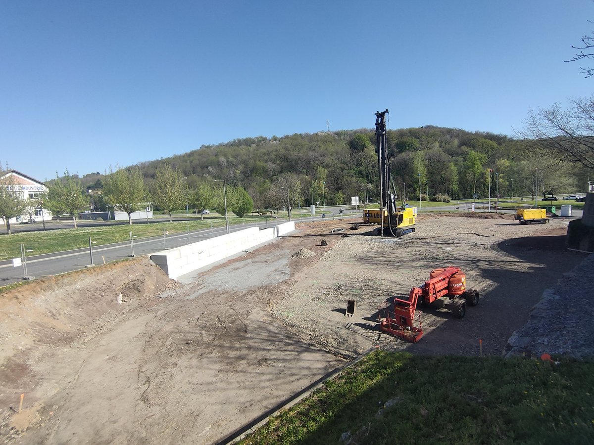 Chacun a pu constater le démarrage de travaux sur le terrain jouxtant le giratoire de Fontvergnes.

👉 Il s'agit de la construction des "Halles de la Découverte", un complexe snacking, boucherie, primeurs, boulangerie avec la création de 15 #emplois.

#Decazeville #Attractivité