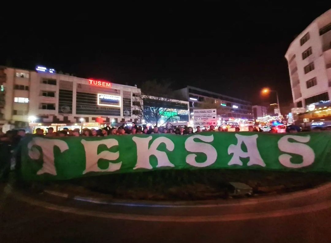 Bu takım yaşam mücadelesi verirken bile bu şehrin çocukları şehrini savunmaya devam ediyor. Teksas-Maraton-Radikal-Ünitimsah Genç jenerasyonu omuz omuza vermiş şehrinin her bir metrekaresini savunuyor. Bu çocuklar var oldukça her ortamda Bursaspor ismi yaşayacaktır.