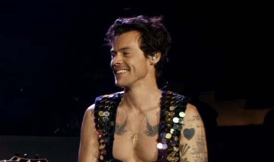 lafandelharry's tweet photo. Seguís teniendo la misma cara de enamorado cuando cantas You’re still the one 🤍 

#HarryStyles 
#Coachella 
#Harrychella https://t.co/QgzP9JwbCG