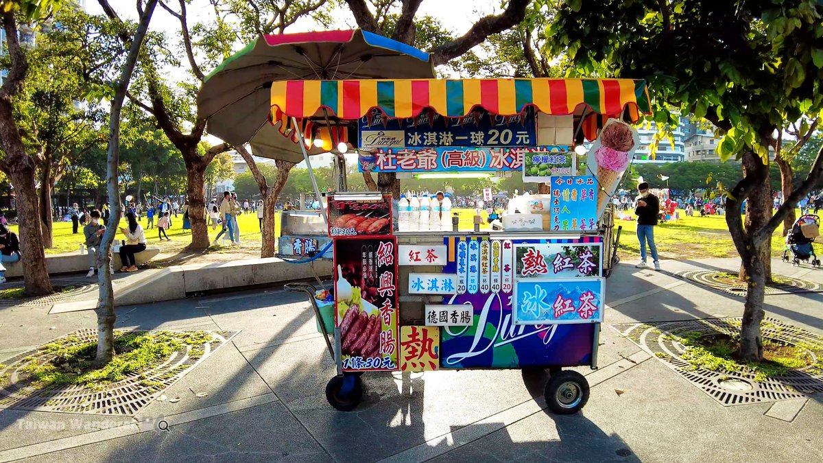 ★看影片：https://t.co/Ur5fxUqjTD 商圈附近，臺中市民廣場旁，繽紛的美食攤車～ (Taichung Civic Square)