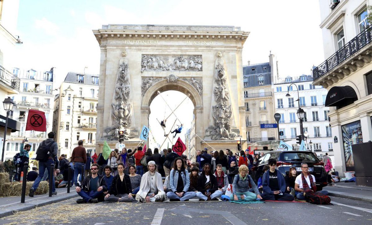L’action d’Extinction Rébellion, #inevitablerebellion qui vise à occuper un lieu à Paris pour peser sur le second tour de la présidentielle vient de débuter porte Saint-Denis.

#activisme #occupation #desobeissancecivile