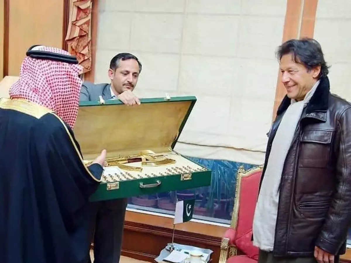 جنوری2019؛سعودی شہزادہ فہد بن سلطان بن عبدالعزیز نے پاکستان دورے کے دوران انتہائی بیش قیمت سونے سے بنی کلاشنکوف AK 47 اُسوقت کے وزیراعظم عمران خان کو تحفتاً پیش کی۔ یہ تحفہ بھی توشہ خانہ سے چوری شدہ ہے۔ اور معلوم نہیں قیمت ادا بھی کی گئی یا نہیں۔