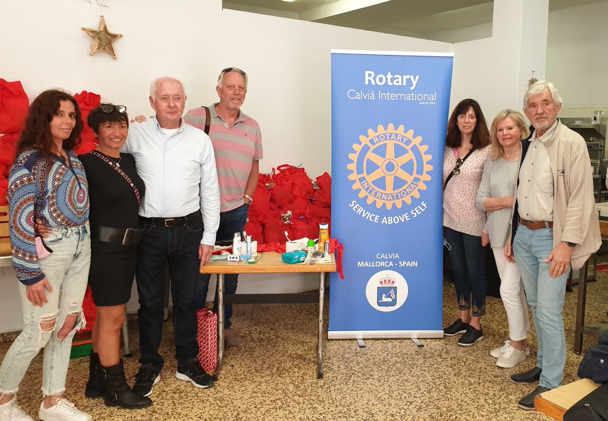 RotaryCalvia's tweet photo. Rotary Calvia hands out 300 dignity bags to homeless people in Palma.
Rotary Calvia handed out dignity bags on Good Friday to the homeless in Palma in collaboration with Comedor Social Tardor
Several Rotary Club Calvia International members were there to help. https://t.co/C235FznGdX