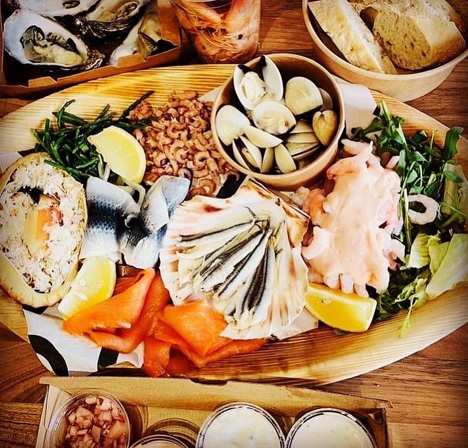 NorthernSoleFK's tweet photo. O-fish-ially the plaice to be this #BankHoliday weekend. Delicious seafood, a great selection of wine, beers &amp; soft drinks, plus live music all day Saturday &amp; Sunday in @HoHFoodHall
#northernsole #fishkitchen #hull #easter #bankholiday #loveseafood #oysters #mussels #fishandchips https://t.co/E7sbRKsFX7