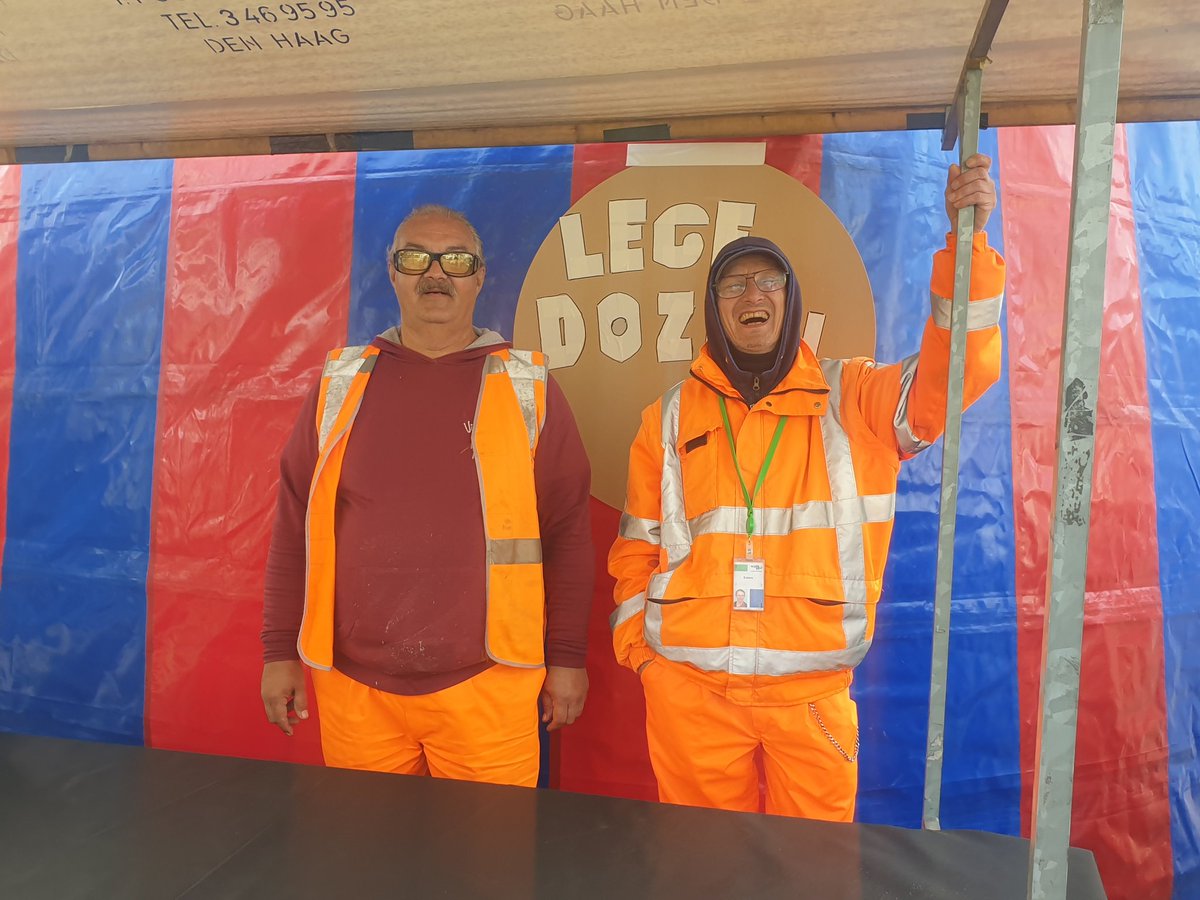 milieucentrum's tweet photo. De mannen van @Stadsbeheer010 (voorheen de #ROTEB) zijn er ook bij vandaag. Voor de lege dozen. De inhoud van de @energieboxen010 wordt vaak in boodschappentassen en - karretjes overgeladen (de boxen zijn nogal groot). De lege boxen gaan in de #recycling-bak. #Mooigeregeld 💚 ‼️ https://t.co/4ZUEb8jcgK
