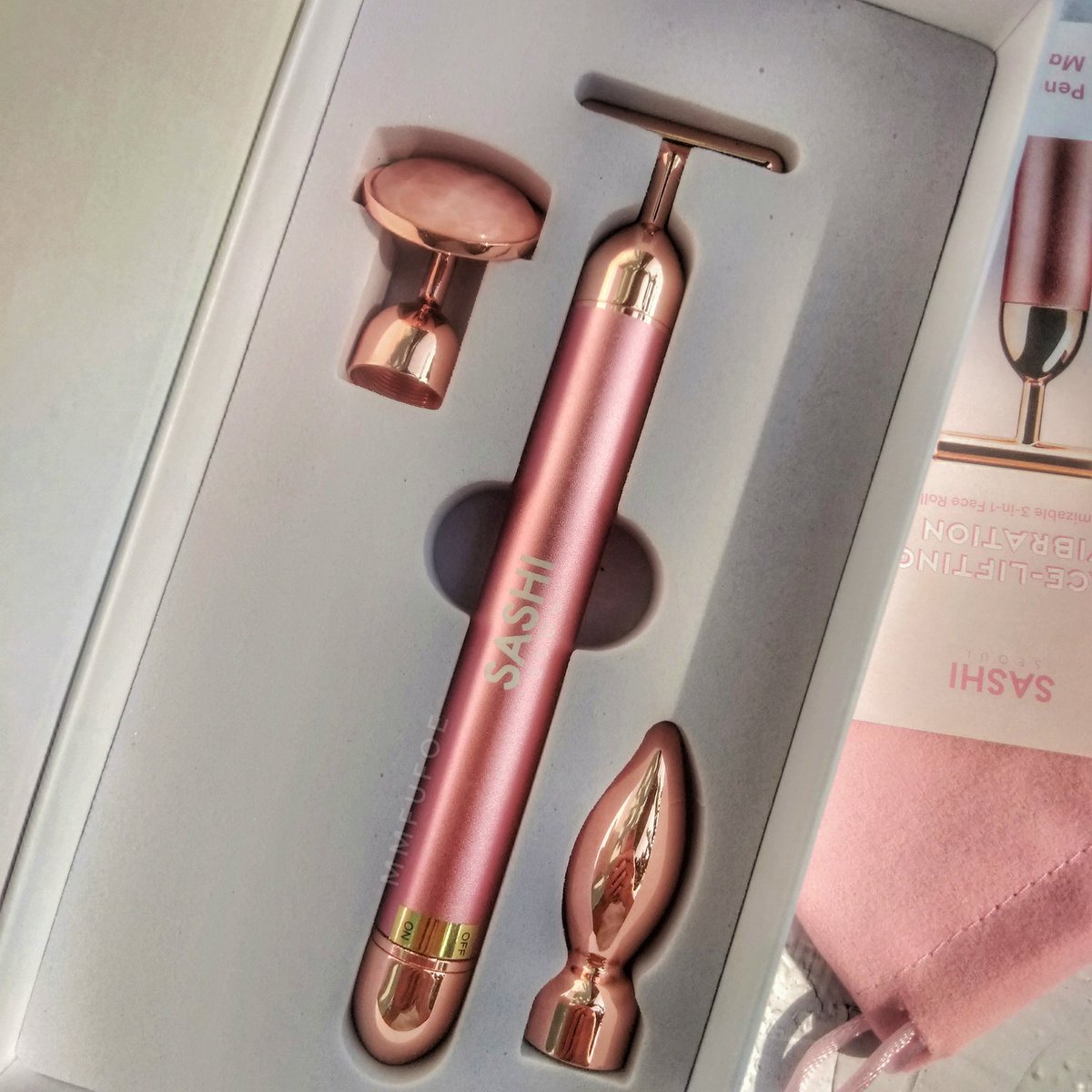 rundinganfoe's tweet photo. Tips Maksimal-in penggunaan skincare-mu pakai Face Tools, buat wajah kamu kencang &amp; rileks karena sensasi pijatan dari getarannya 🔉🔊 Only 200rb-an❣️

SASHI “3-in-1 Face Lifting Vibration”

#NewSkinWithSASHI #GotoGlow #SASHISeoul #RacuninSkincare #reviewnefoe https://t.co/20V539jYxm