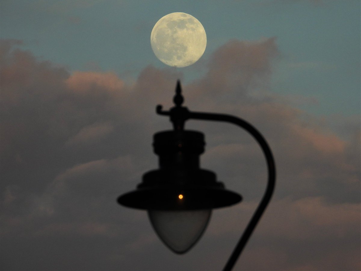 Next #fullmoon tonight and it's a Pink Moon. Of course I decided to get in a few practice shots yesterday evening... <a href="/StormHour/">#StormHour</a> <a href="/ThePhotoHour/">#ThePhotoHour</a> #Moon #PinkMoon 🌝