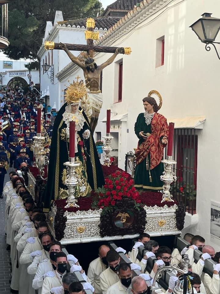JCMartinTorres's tweet photo. SemanaSanta2022 | #Mijas

✝ Este Viernes Santo acompañamos al Santísimo Cristo de La Paz, María Santísima de la Soledad y San Juan Evangelista en su procesión por las calles de Mijas Pueblo.

Preciosa estación de penitencia en este Viernes Santo con olor a incienso. https://t.co/P29QpIlCfv