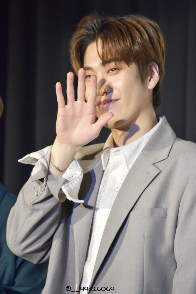 __99326069's tweet photo. 20220410 PREMIUM LIVE in TOKYO💕
#BF #보이프렌드 #boyfriend #현성 #hyunseong https://t.co/FJgWkd5Jsq