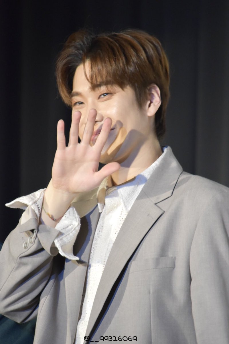 __99326069's tweet photo. 20220410 PREMIUM LIVE in TOKYO💕
#BF #보이프렌드 #boyfriend #현성 #hyunseong https://t.co/FJgWkd5Jsq